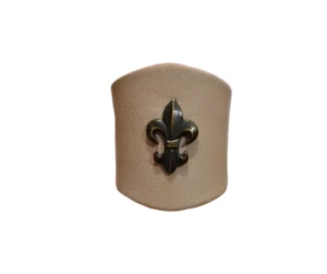 Pierścień skórzany jasny z ciemną oksydowaną lilijką 